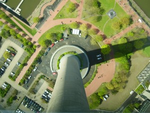 Rheinturm Düsseldorf in Abwärtsperspektive, Titel: "Abwärts", Fotografie von Ulrich Wiegand-Laster