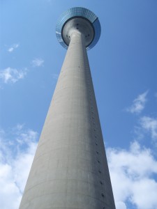 Rheinturm Düsseldorf in Aufwärtsperspektive, Titel: "Aufwärts", Fotografie von Ulrich Wiegand-Laster