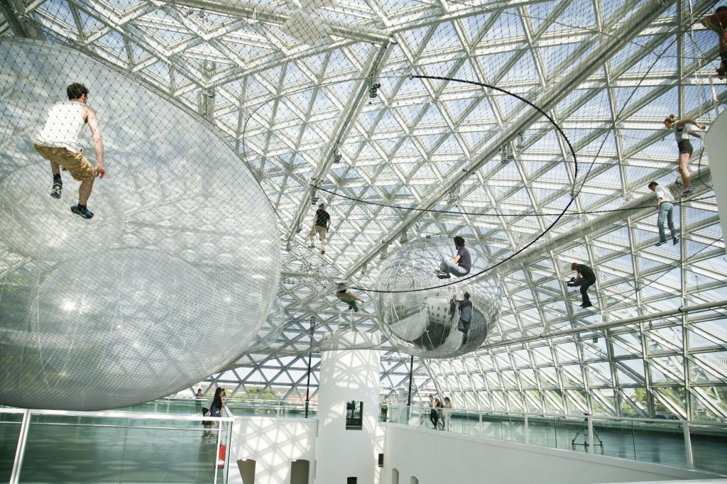 Installationsansicht: in orbit Tomás Saraceno - in orbit, Kunstsammlung Nordrhein-Westfalen, K21 Ständehaus, © Tomás Saraceno Foto: © Studio Saraceno © Kunstsammlung NRW