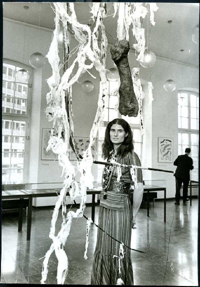 Nancy Graves vor Hair-Bones Neue Gallerie 1971 Foto Hein Call