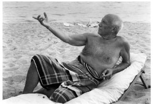 Lucien Clergue, Picasso sur la plage (Cannes 1965), 1965, Silbergelatineabzug auf Barytpapier, 30 x 40 cm
