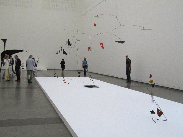 "Alexander Calder - Avantgarde in Bewegung" - Blick in die Ausstellungshalle im K20