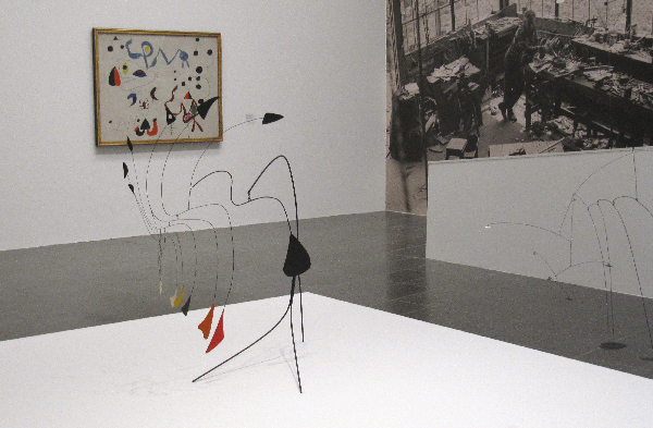 Calder im Zusammenspiel mit einem Werk von Piet Mondrian (im Hintergrund)
