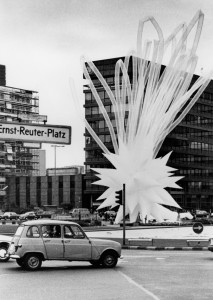 Berlin Superstar, 1984 für die Eröffnung der Ausstellung "Die Zukunft der Metropolen: Paris - London - Berlin", Ernst-Reuter-Platz, Berlin, 1984 Foto: Otto Piene Archiv / ZERO foundation