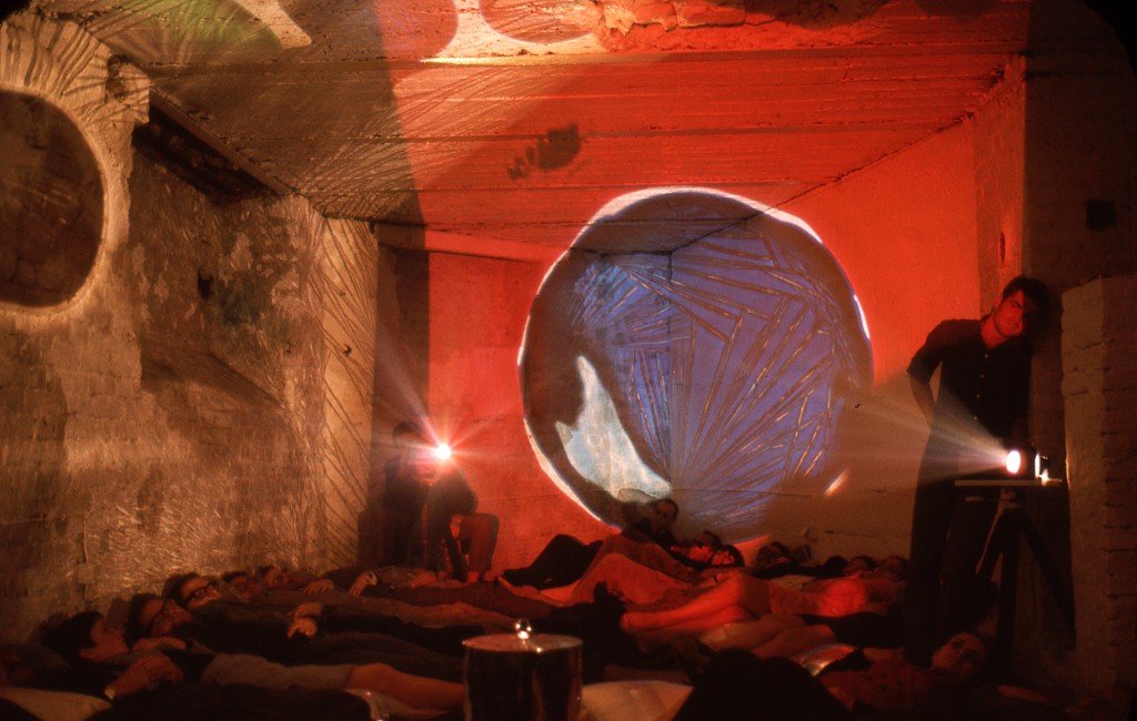 The Proliferation of the Sun (Die Sonne kommt näher), 1966-1967 35-Minuten Multimedia-Performance mit gemalten Dias, Ton und 5 Karussell-Projektoren, Galerie Art Intermedia, Köln, 1967 Foto: Walter Vogel © Walter Vogel