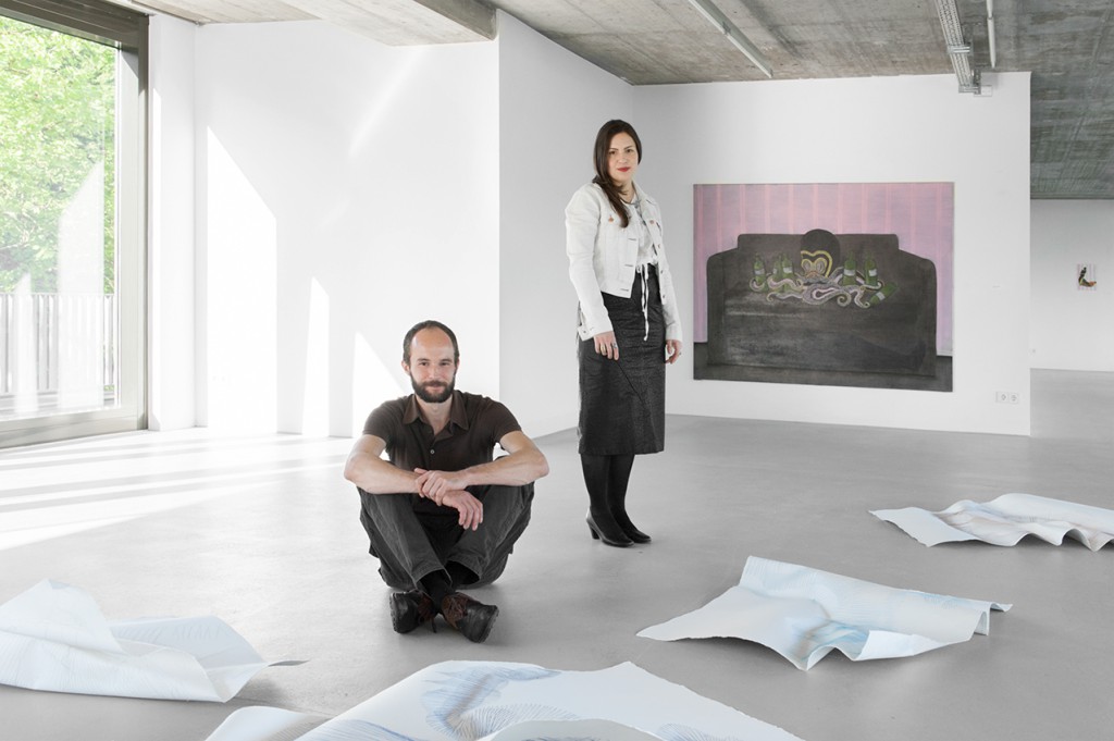 Katja Seib und Benjamin Zanon vor ihren Arbeiten, Foto © Hye-Mi Kim 