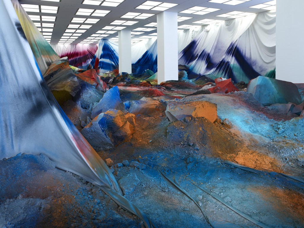 Katharina Grosse, Inside the Speaker, 2014, Acryl auf Stoff und Erde / acrylic on fabric and soil, ca. 4,6 x 18,7 x 41,1 m, Installationsansicht / installation view, Stiftung Museum Kunstpalast, Düsseldorf, Courtesy Johann König, Berlin © Katharina Grosse und VG Bild-Kunst, Bonn 2014 / Foto: Nic Tenwiggenhorn 