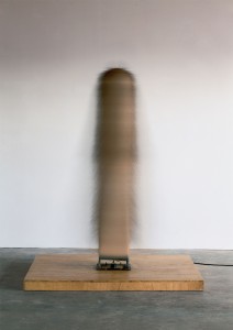 Günther Uecker, New York Dancer III, 1965, Nägel, Tuch, Metall, Elektromotor, 165 x 30 x 30 cm, Kunsthalle Bremen – Der Kunstverein in Bremen, © VG Bild-Kunst, Bonn 2014 Foto: Foto ©: Nic Tenwiggenhorn, © VG Bild-Kunst, Bonn 2014 © Kunstsammlung NRW