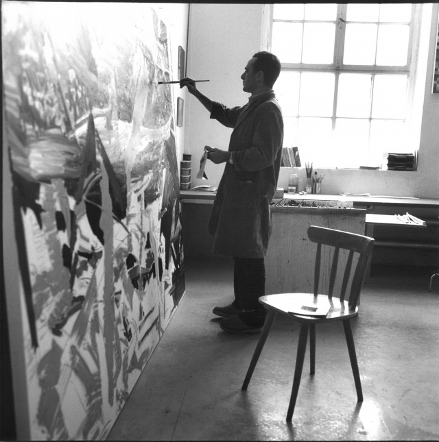 Erika Kiffl Gerhard Richter in seinem Atelier Fürstenwall, Düsseldorf, 1967 Farbfotografie auf Aludibond, 50 x 50 cm  Stiftung Museum Kunstpalast, AFORK, Düsseldorf  © Erika Kiffl, 2015  © Gerhard Richter, 2015 
